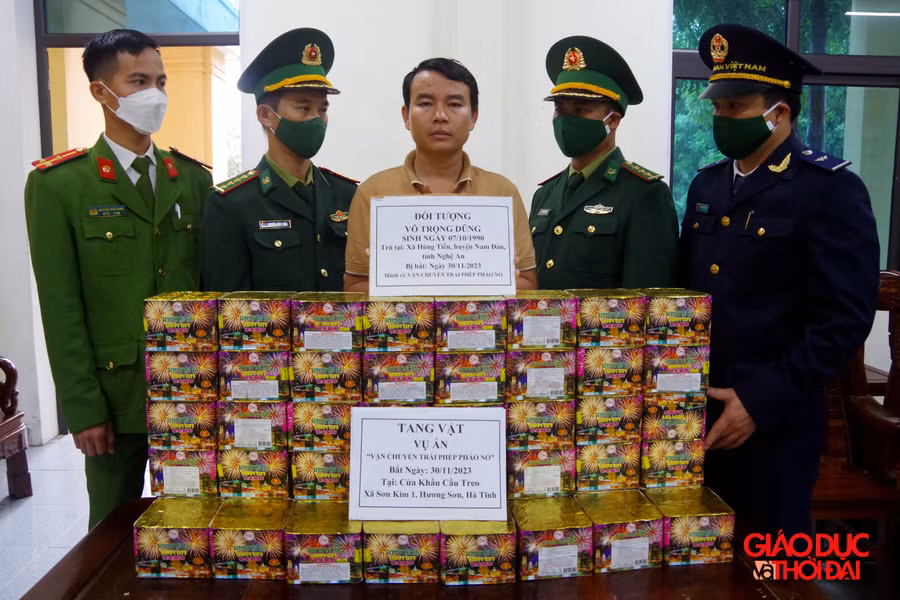 Võ Trọng Dũng (giữa) bị bắt quả tang khi vận chuyển trái phép pháo nổ.