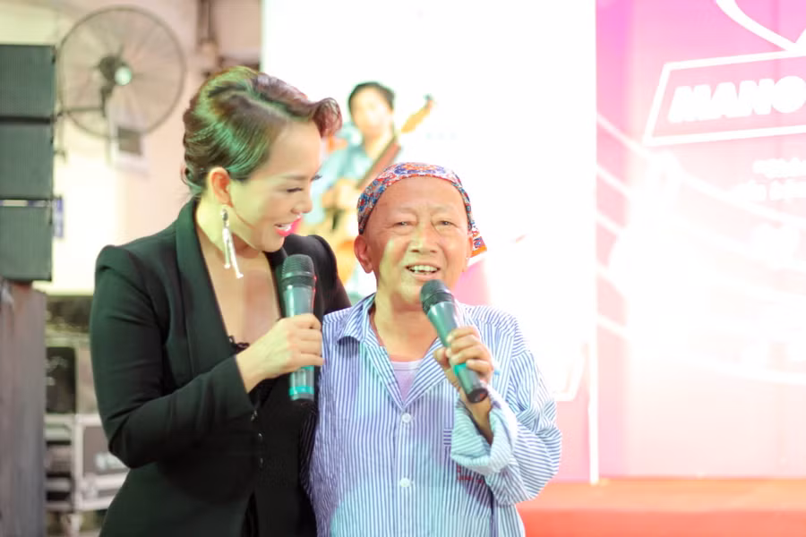 Ca sĩ Thái Thùy Linh mang niềm vui đến cho bệnh nhân