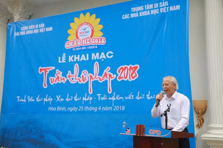 Ông Phạm Văn Long - Chủ tịch UBND huyện Cao Phong phát biểu tại Lễ khai mạc Tuần Thư pháp Ông Phạm Văn Long - Chủ tịch UBND huyện Cao Phong phát biểu tại Lễ khai mạc Tuần Thư pháp