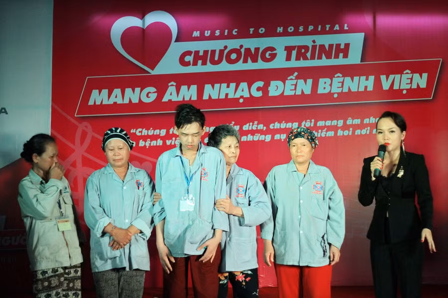 5 bệnh nhân có hoàn cảnh khó khăn nhất nhận quà từ chương trình