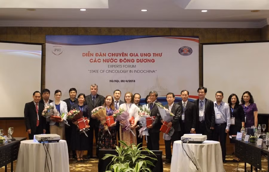 Các đại biểu chụp ảnh lưu niệm