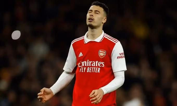 Martinelli thất vọng sau khi cú đá luân lưu ở lượt thứ tư của anh bị thủ môn Adan cản phá khiến Arsenal thua Sporting 4-5 và bị loại khỏi Europa League ngày 17/3.