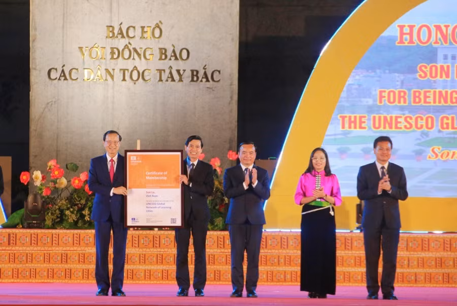 Thứ trưởng Phạm Ngọc Thưởng (bên trái) trao lại Chứng nhận "thành phố học tập toàn cầu" cho Chủ tịch UBND tỉnh Sơn La.