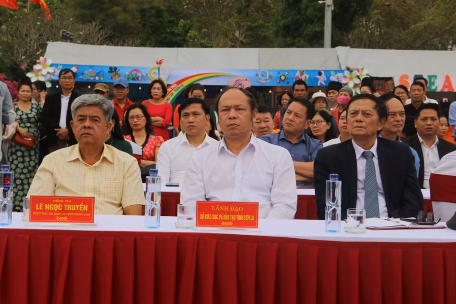 Ông Nguyễn Ngọc Quang, Phó giám đốc Sở GD&ĐT tỉnh Sơn La (người áo trắng) cùng các đại biểu tham dự buổi khai mạc. Ông Nguyễn Ngọc Quang, Phó giám đốc Sở GD&ĐT tỉnh Sơn La (người áo trắng) cùng các đại biểu tham dự buổi khai mạc.