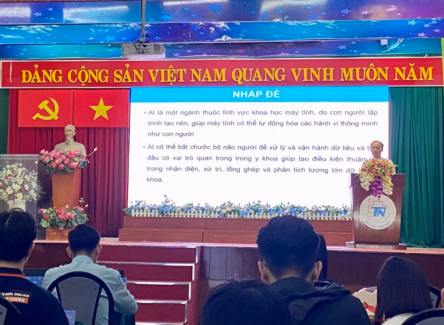 PGS.TS.BS Võ Thành Toàn báo cáo nội dung về 'Tổng quan về ứng dụng trí tuệ nhân tạo trong các bệnh tim mạch'. Ảnh: Cẩm Anh PGS.TS.BS Võ Thành Toàn báo cáo nội dung về 'Tổng quan về ứng dụng trí tuệ nhân tạo trong các bệnh tim mạch'. Ảnh: Cẩm Anh