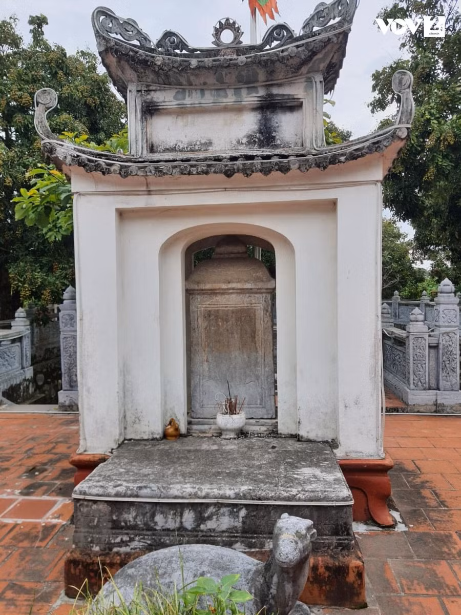 Mộ phần Tiến sĩ Đặng Đình Tướng (ảnh trái). Bia đá ghi công tích của Tiến sĩ Đặng Đình Tướng (ảnh giữa). Tấm bia 'Phụng sự bi kí' do Tiến sĩ Đặng Đình Tướng soạn (ảnh phải).