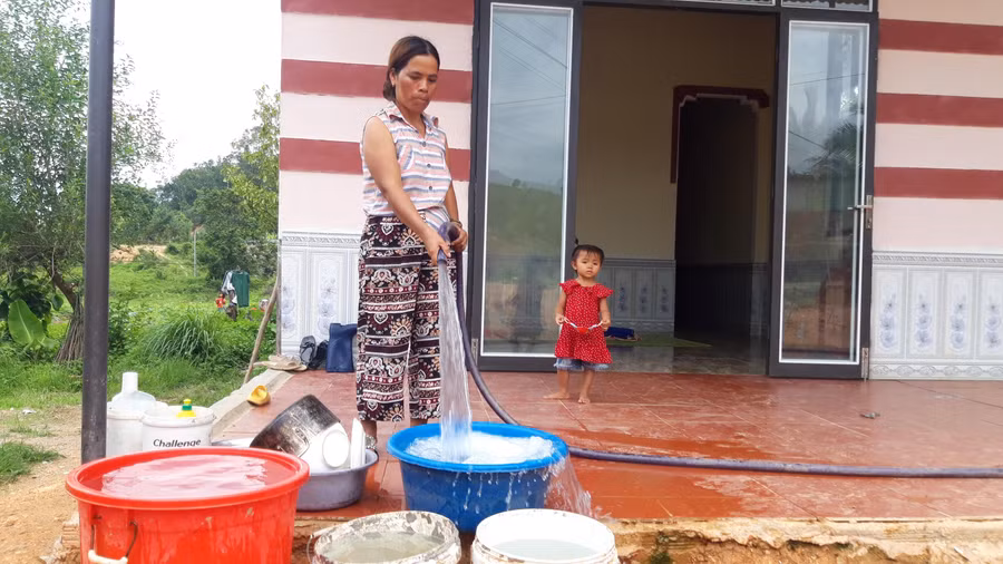 Trong thời gian chờ dự án hoàn thành, gia đình chị Y Cleoh đào giếng để lấy nước sử dụng. Trong thời gian chờ dự án hoàn thành, gia đình chị Y Cleoh đào giếng để lấy nước sử dụng.