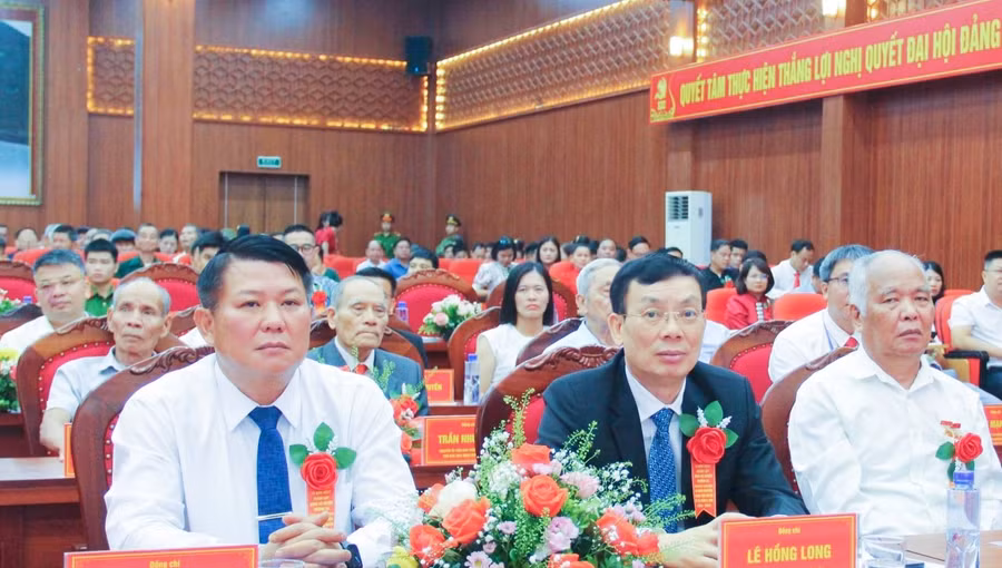 Các đại biểu dự lễ kỷ niệm. Các đại biểu dự lễ kỷ niệm.