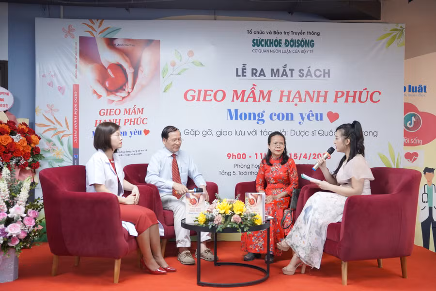 Các chuyên gia tại buổi ra mắt sách. Các chuyên gia tại buổi ra mắt sách.