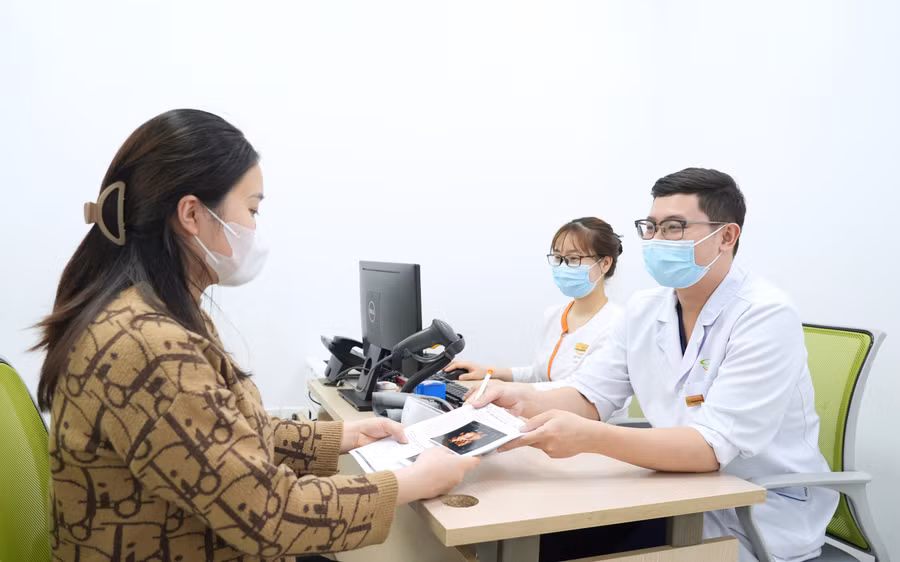 Mẹ "bầu" thăm khám tại Bệnh viện Nam học và Hiếm muộn Hà Nội.