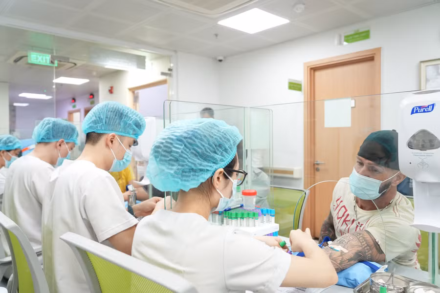 Lấy mẫu xét nghiệm cho bệnh nhân.