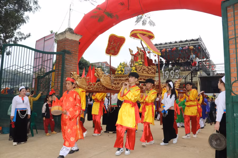 Phần lễ Khai Hạ với nghi thức rước kiệu Quốc Mẫu Hoàng Bà.