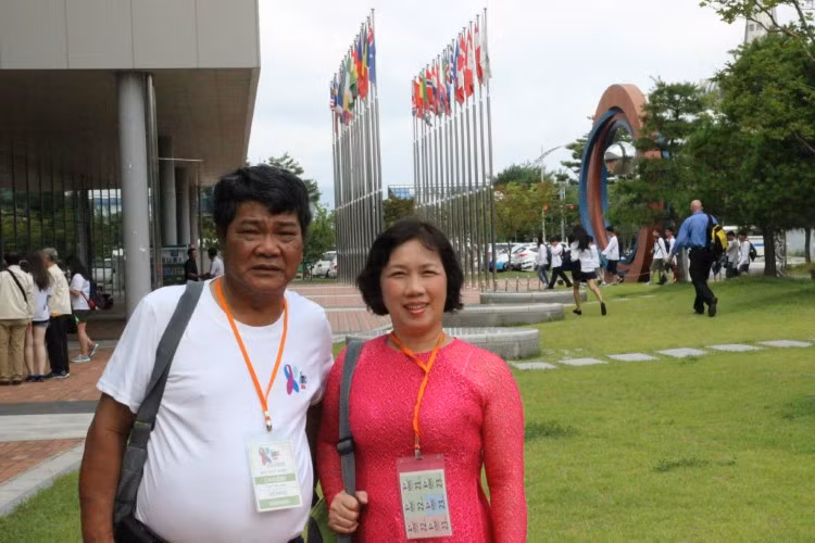 Ảnh chụp tại TP Đại Điền: Nhị vị nhà giáo Toán Trường chuyên Hà Nội - Amsterdam là Trần Văn Khải và Phùng Thị Kim Dung (trưởng đoàn) đưa học sinh Việt Nam sang Hàn Quốc dự KIMC 2014.