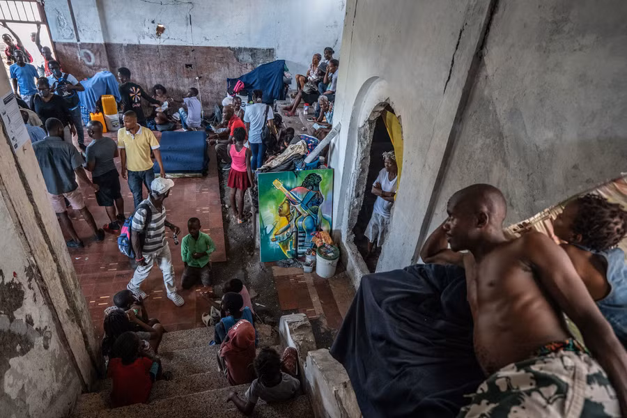 Người dân Haiti tập trung trong một trại tị nạn.