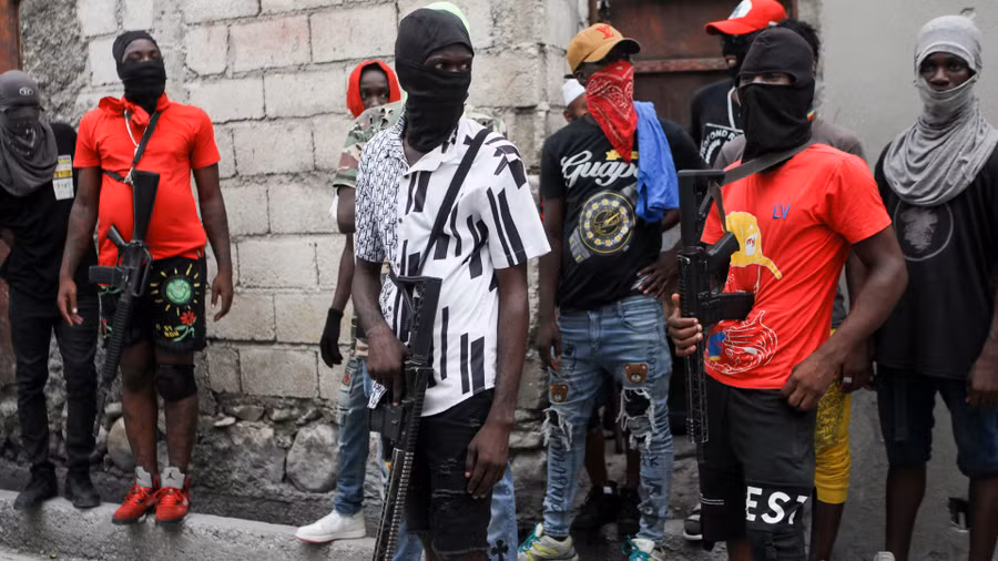 Các thành viên băng đảng tội phạm G9 đứng gác tại thủ đô Port-au-Prince, Haiti.