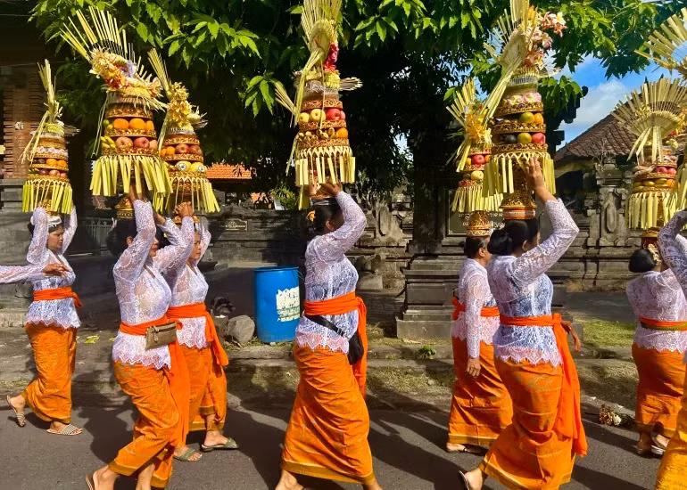 Các nghi lễ diễn ra hàng ngày ở Bali, kể cả ở các địa điểm du lịch nổi tiếng. Ảnh: Ian Neubauer/Al Jazeera