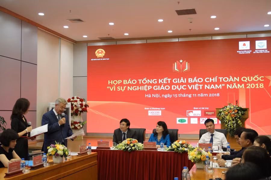 Ông Ray Gordon - Hiệu trưởng Trường ĐH Anh Quốc Việt Nam (BUV) - Nhà tài trợ kim cương của Giải phát biểu tại buổi họp báo