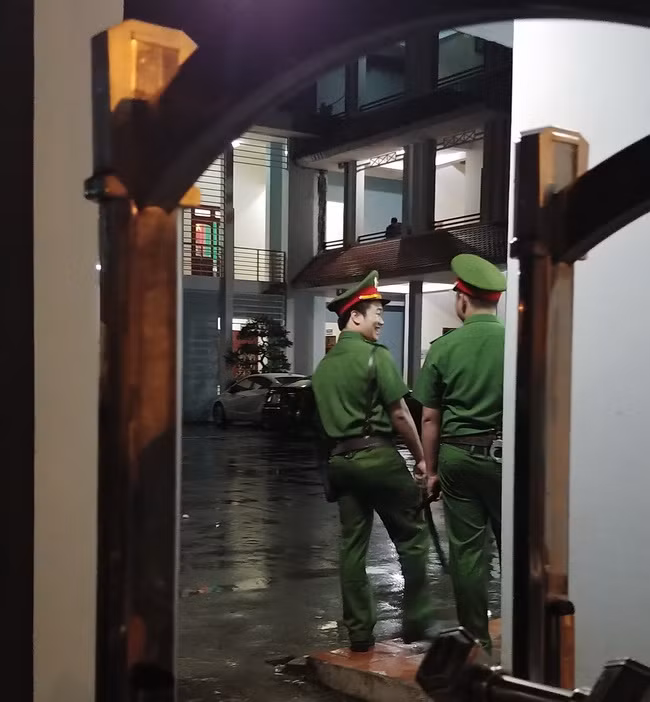 Công tác an ninh tại Sở GD&ĐT, nơi Tổ công tác làm việc được Công an tỉnh Sơn La đảm bảo, các chiến sỹ an ninh đang đảm bảo tình hình an ninh trật tự tại cổng Sở GD&ĐT