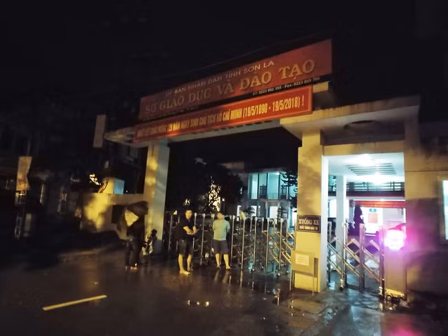 Cổng Sở GD&ĐT Sơn La lúc 00:30 sáng 20/7, rất đông phóng viên vẫn đợi ở bên ngoài để đợi cơ hội tìm hiểu thông tin về Tổ công tác của Bộ GD&ĐT tại đây