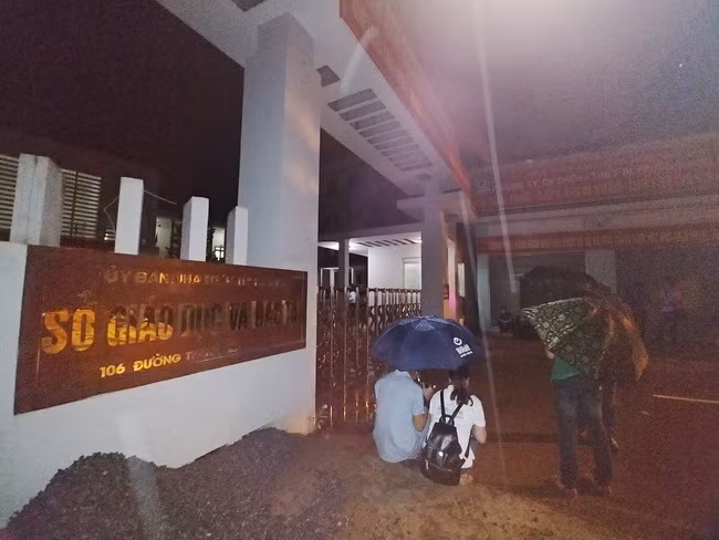 Hơn 01:00, cánh phóng viên báo chí vẫn kiên nhẫn đợi dưới trời mưa nặng hạt chỉ với chiếc ô che mưa và phương tiện ghi hình, máy ảnh