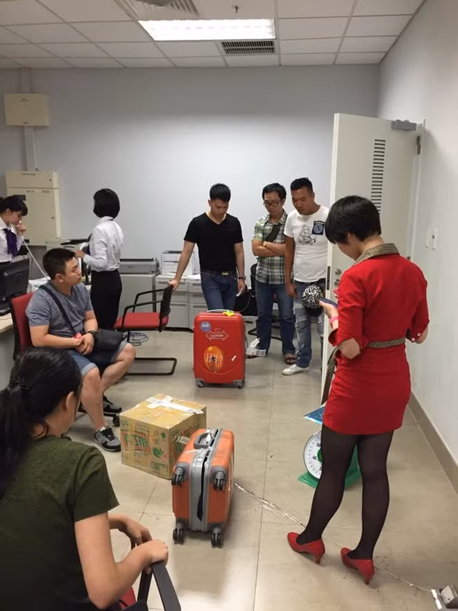Hành khách bất bình khi hành lý về tới sân bay Nội Bài bị thiếu hụt. Ảnh: Phương Anh. Khách nhận lại hành lý thiếu 8 kg khi về Nội Bài