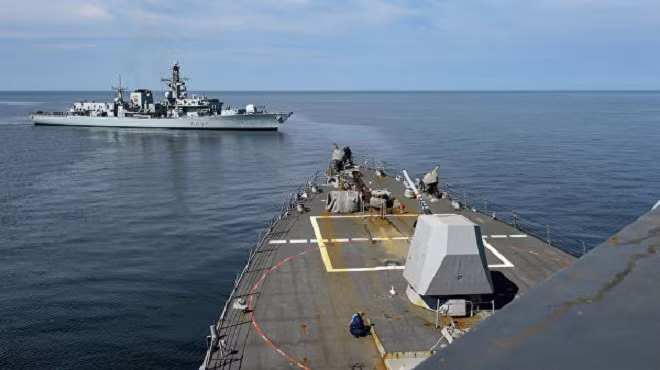 Các tàu của Hải quân Nga giám sát các cuộc tập trận của NATO để kịp thời ứng phó với các tình huống khẩn cấp. Các tàu của Hải quân Nga giám sát các cuộc tập trận của NATO để kịp thời ứng phó với các tình huống khẩn cấp.