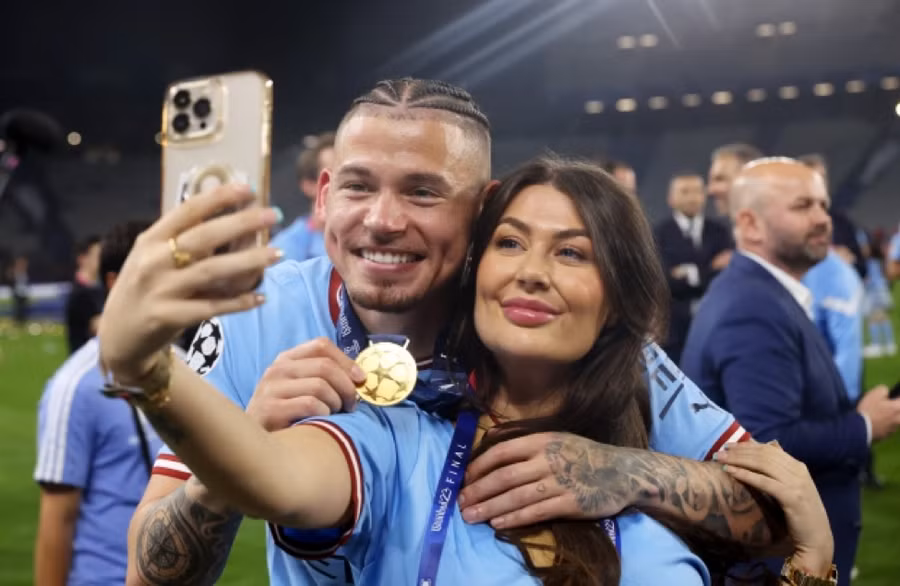 Benchman Kalvin Phillips cùng tham gia ăn mừng với bạn gái Ashleigh Behan. Benchman Kalvin Phillips cùng tham gia ăn mừng với bạn gái Ashleigh Behan.