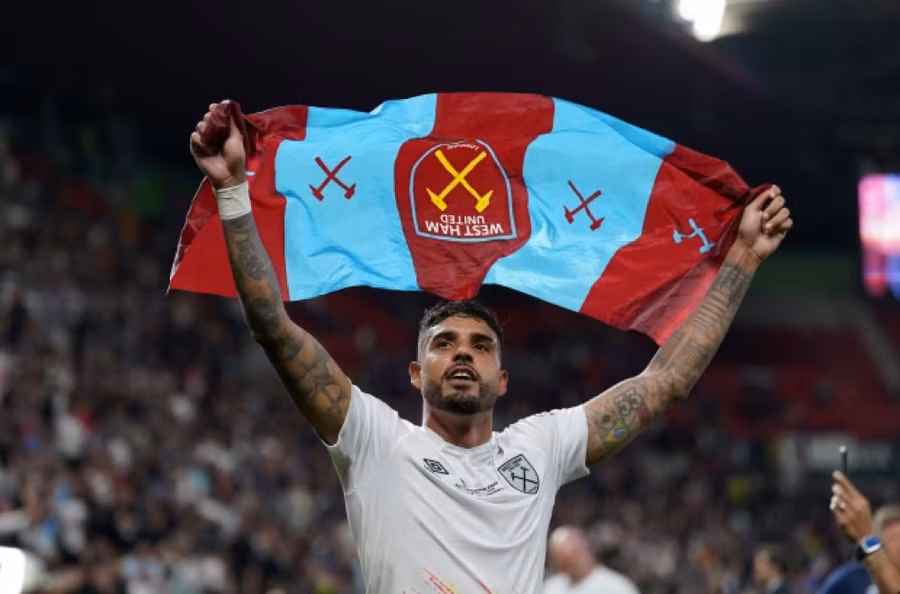 Emerson Palmieri là cầu thủ đầu tiên vô địch cả 5 giải đấu lớn của UEFA.