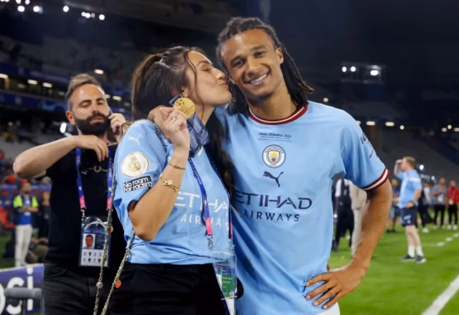 Nathan Ake hạnh phúc bên cô vợ Kaylee Ramman xinh đẹp. Nathan Ake hạnh phúc bên cô vợ Kaylee Ramman xinh đẹp.