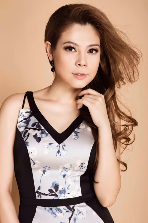  Bộ ảnh đầu xuân được thực hiện trước khi cô lên đường sang Mỹ lưu diễn. 