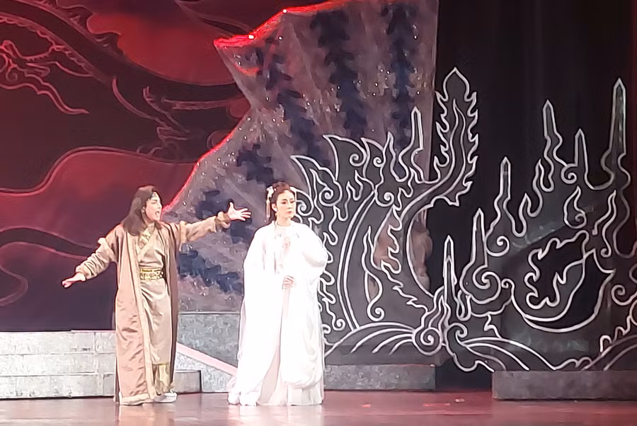 Dù thân liễu bồ mỏng manh nhưng công chúa An Tư vẫn khiến kẻ thù khiếp sợ. Ảnh: Bình Thanh. Dù thân liễu bồ mỏng manh nhưng công chúa An Tư vẫn khiến kẻ thù khiếp sợ. Ảnh: Bình Thanh.