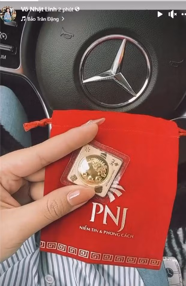 Võ Nhật Linh cũng khoe mua vàng mong cầu tài lộc, kinh doanh phát đạt.