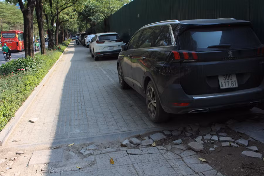 Xe ô tô đỗ trên nền đá vừa được cải tạo lát mới trên phố Đào Tấn (quận Ba Đình).