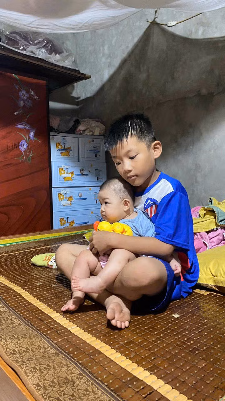 Anh trai mới lớp 3 đã phải trông nom em gái để mẹ vào viện chăm bố. (Ảnh: Vũ Long). Anh trai mới lớp 3 đã phải trông nom em gái để mẹ vào viện chăm bố. (Ảnh: Vũ Long).