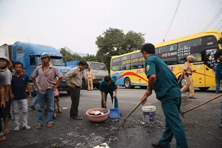 Phan doi o nhiem, dan do tom hum chet ra quoc lo