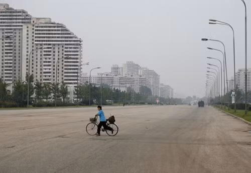 Hình ảnh người dân Triều Tiên giản dị đi xe đạp - ảnh 9