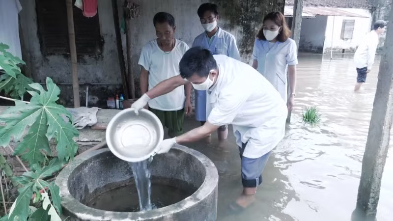 Cán bộ y tế tại Hà Tĩnh xuống địa bàn hướng dẫn người dân xử lý nguồn nước, tiến hành công tác phòng dịch.