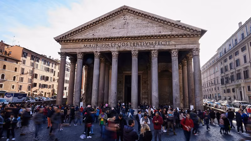Du khách tham quan đền Pantheon có mái vòm bê tông không có cốt thép - một trong những kỳ công kiến trúc của đế chế La Mã cổ đại. Ảnh: CNN Du khách tham quan đền Pantheon có mái vòm bê tông không có cốt thép - một trong những kỳ công kiến trúc của đế chế La Mã cổ đại. Ảnh: CNN