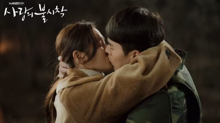 Sau nụ hôn tạm biệt, Se Ri cứ thế từ biên giới về đến Seoul mà không gặp phải bất kỳ trở ngại hay đụng độ quân đội Nam Hàn. ‘Ha canh noi anh’ mat diem vi qua hoang duong, phi ly hinh anh 3 Dieu_vo_ly_Ha_canh_noi_anh_4.jpg