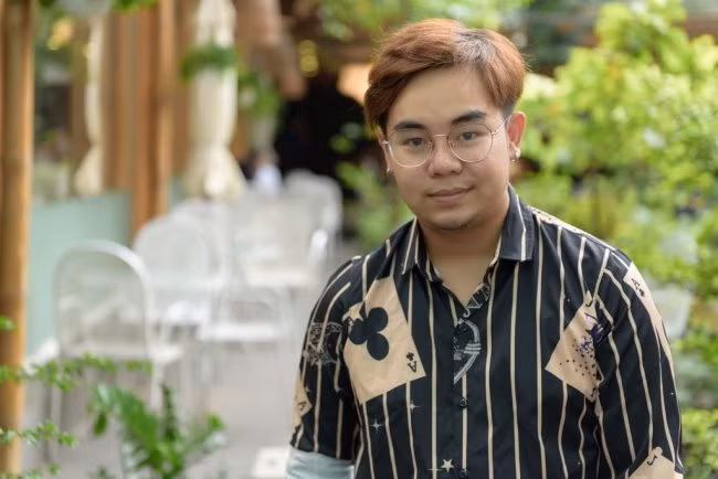 Trong một bài phỏng vấn cách đây không lâu, Bé Châu cho biết anh từng trải qua khoảng thời gian chạy show miệt mài để trả nợ cho gia đình. "Tôi nhớ, có lần phải chạy show trả nợ 300 triệu đồng cho ba. 10 năm qua, việc trả nợ cho ba mẹ cứ diễn ra đều đặn. Bạn gái chứng kiến việc tôi phải kéo cày trả nợ cho ba mẹ rất bức xúc. Cũng như nhiều người khác, cô ấy không hiểu vì sao tôi lại chấp nhận chuyện đó trong thời gian dài mà không phản ứng. Tôi không thể phản ứng được vì ba mẹ tôi đâu có vướng vào tệ nạn xã hội mà chỉ là thiếu kiến thức, quá tin người" - Nguyễn Huy chia sẻ. Trong một bài phỏng vấn cách đây không lâu, Bé Châu cho biết anh từng trải qua khoảng thời gian chạy show miệt mài để trả nợ cho gia đình. "Tôi nhớ, có lần phải chạy show trả nợ 300 triệu đồng cho ba. 10 năm qua, việc trả nợ cho ba mẹ cứ diễn ra đều đặn. Bạn gái chứng kiến việc tôi phải kéo cày trả nợ cho ba mẹ rất bức xúc. Cũng như nhiều người khác, cô ấy không hiểu vì sao tôi lại chấp nhận chuyện đó trong thời gian dài mà không phản ứng. Tôi không thể phản ứng được vì ba mẹ tôi đâu có vướng vào tệ nạn xã hội mà chỉ là thiếu kiến thức, quá tin người" - Nguyễn Huy chia sẻ.
