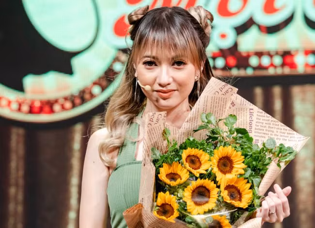 Gần đây, Xuân Nghi cũng xuất hiện trong một số chương trình truyền hình. Cô phủ nhận tin đồn bất hoà với giọng ca “Con con bé bé” và khẳng định không có sự đố kỵ như mọi người đồn đoán. "Thời điểm Xuân Mai nổi tiếng, tôi chỉ múa hát minh họa. Đến khi cô ấy đi Mỹ thì tôi mới thực sự nổi tiếng. Từ đó, tôi bắt đầu bị xếp ngang hàng với Xuân Mai. Cho tới bây giờ rất nhiều người vẫn so sánh tôi với Xuân Mai, ở một khía cạnh hơi tiêu cực chút xíu" - Xuân Nghi chia sẻ. Gần đây, Xuân Nghi cũng xuất hiện trong một số chương trình truyền hình. Cô phủ nhận tin đồn bất hoà với giọng ca “Con con bé bé” và khẳng định không có sự đố kỵ như mọi người đồn đoán. "Thời điểm Xuân Mai nổi tiếng, tôi chỉ múa hát minh họa. Đến khi cô ấy đi Mỹ thì tôi mới thực sự nổi tiếng. Từ đó, tôi bắt đầu bị xếp ngang hàng với Xuân Mai. Cho tới bây giờ rất nhiều người vẫn so sánh tôi với Xuân Mai, ở một khía cạnh hơi tiêu cực chút xíu" - Xuân Nghi chia sẻ.