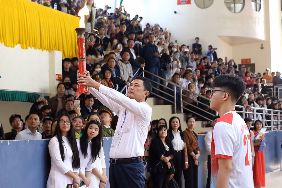 Ông Lê Ngọc Châu - Phó Chủ tịch UBND tỉnh Hà Tĩnh, Trưởng Ban chỉ đạo HKPĐ cấp tỉnh lần thứ XIV thắp lửa truyền thống tại Lễ khai mạc. Ông Lê Ngọc Châu - Phó Chủ tịch UBND tỉnh Hà Tĩnh, Trưởng Ban chỉ đạo HKPĐ cấp tỉnh lần thứ XIV thắp lửa truyền thống tại Lễ khai mạc.