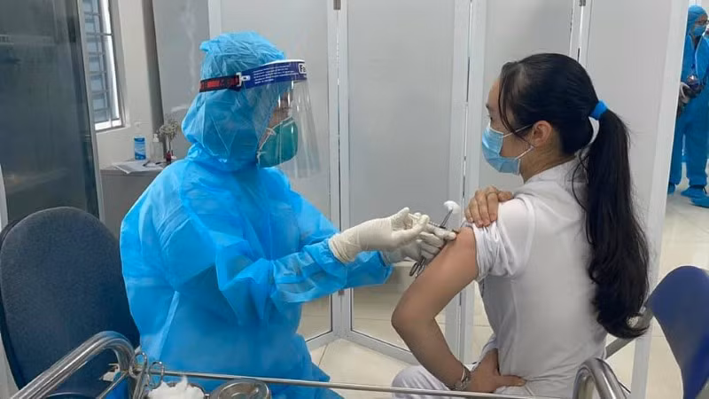 Nhân viên y tế tại Bệnh viện Bệnh Nhiệt đới Trung ương được tiêm vắc-xin Covid-19 của AstraZeneca ngày 8/3. 