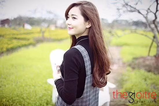 Ở ngoài, Thu Hương còn được nhiều người khen ngợi bởi nét đẹp trong sáng, tự nhiên và cách make-up nhẹ nhàng.