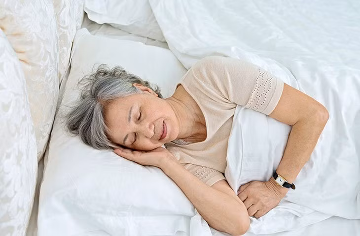 Người cao tuổi cần được đảm bảo nghỉ ngơi đầy đủ, đúng giờ.