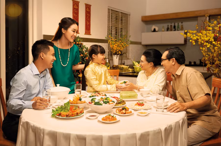 Dịp Tết, trẻ thường ăn uống thất thường hại đến sức khỏe. Ảnh minh họa.