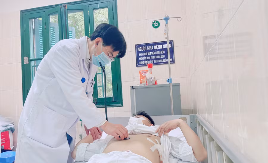 PGS.TS Phùng Duy Hồng Sơn đang thăm khám cho bệnh nhân. Ảnh: BV.