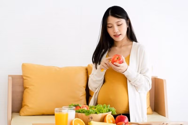 Chế độ dinh dưỡng khoa học vô cùng quan trọng giúp mẹ và bé cùng khoẻ mạnh.