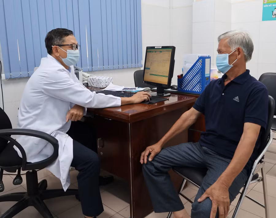 Bệnh nhân đến tái khám sau phẫu thuật. Ảnh: BV.