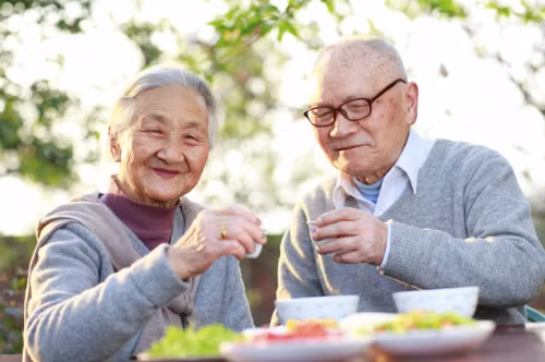 Người cao tuổi nên ăn đồ nóng, ăn mềm. Người cao tuổi nên ăn đồ nóng, ăn mềm.